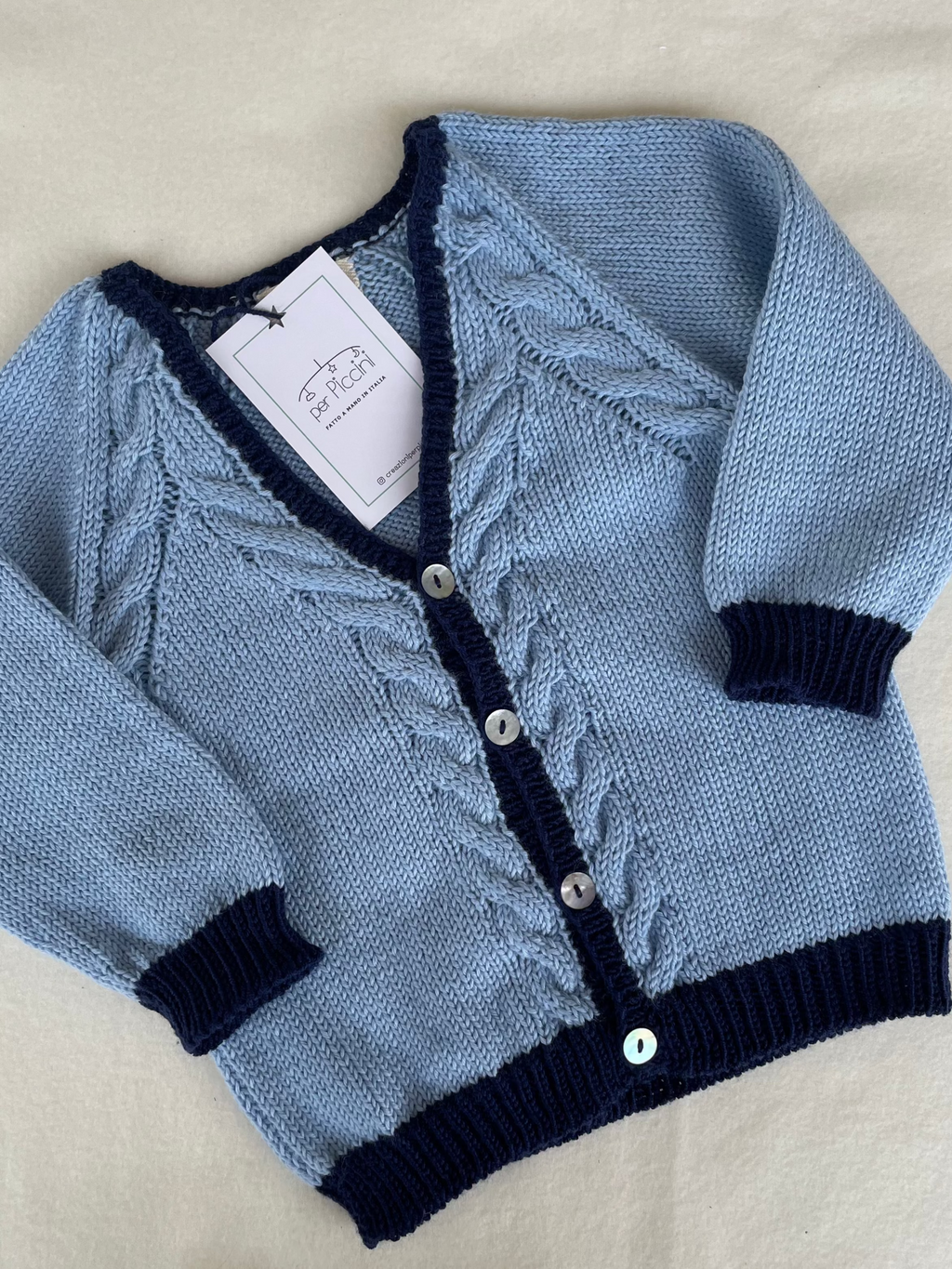 Cardigan bambino a trecce in cotone con scollo a V
